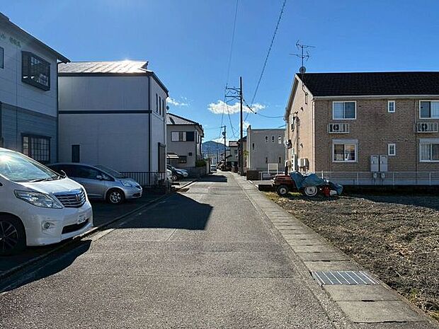 交通量の少ない道路道路幅にもゆとりがございます！