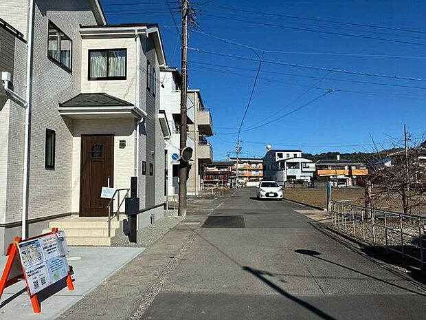交通量の少ない道路道路幅にもゆとりがございます！