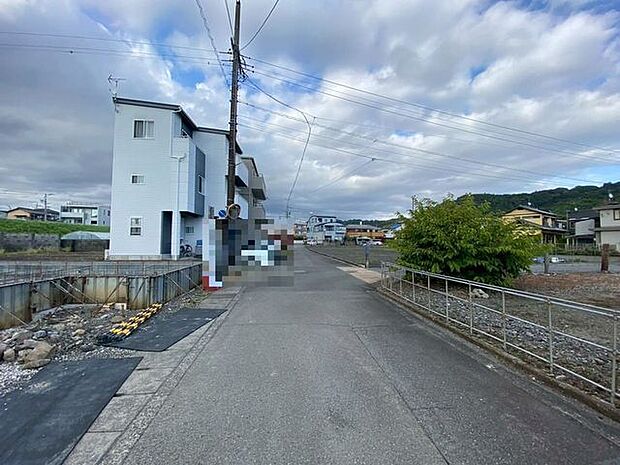 交通量の少ない道路道路幅にもゆとりがございます!