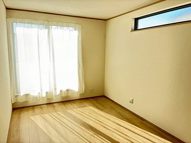 2階の7.5帖の主寝室縦長のお部屋だから物の配置がしやすいです