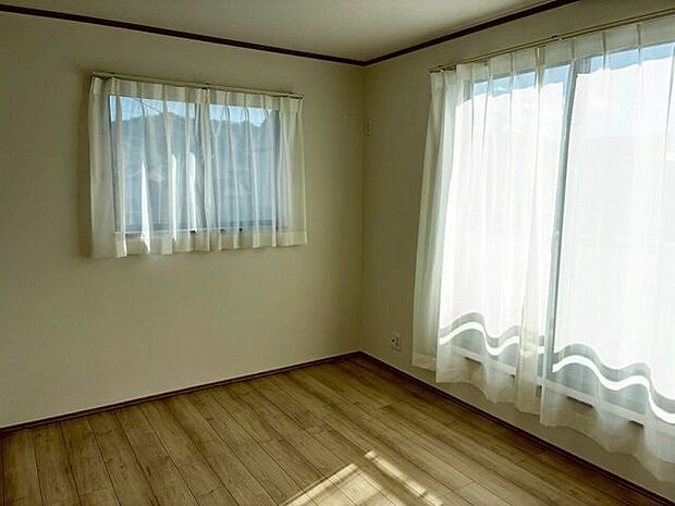 2階　主寝室横の6帖のお部屋はバルコニーに出れます