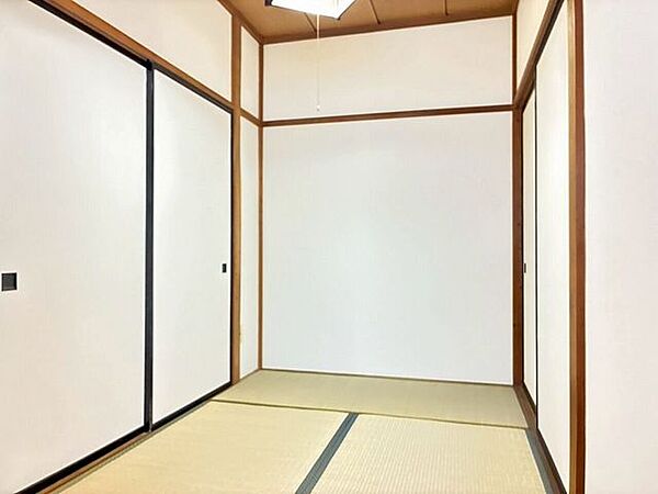 2階和室です。窓から1つ離れたお部屋で寝室や収納部屋としてもお使いいただけます。