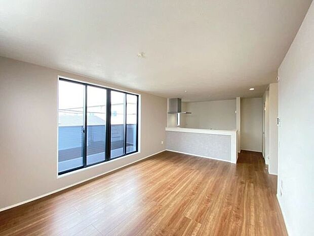 約17.7帖のLDK2面採光により、昼間でもこの明るさ♪