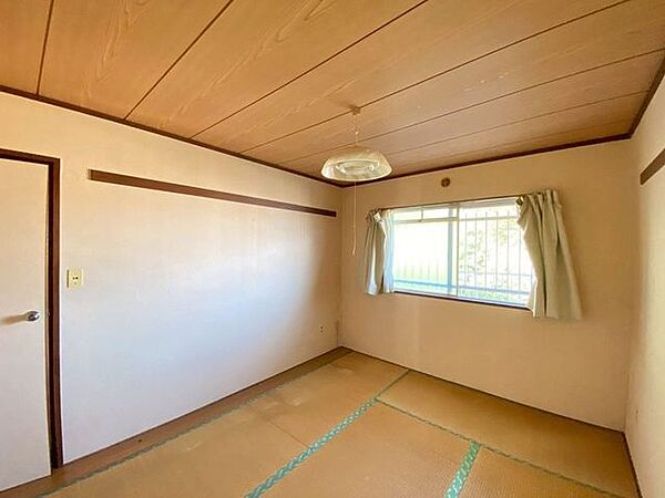 窓を開ければ気持ちの良い風が入ってきます♪
