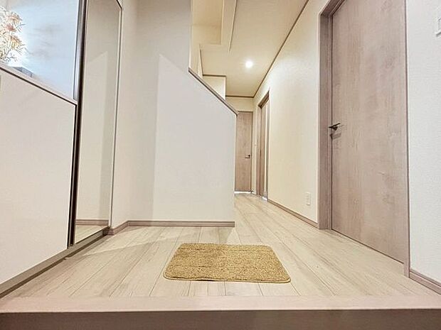 白を基調とした、清潔感のある玄関になります!