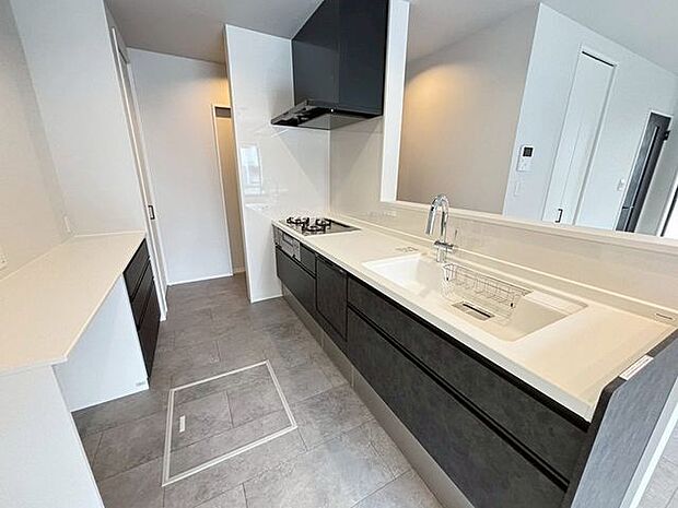 黒色が際立つキッチンです。高級感がありますね♪