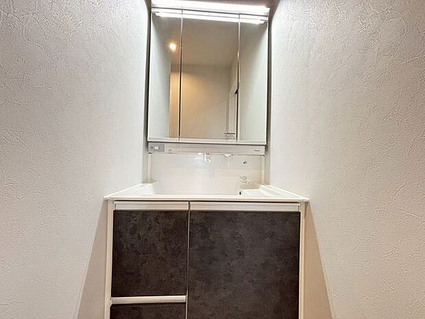 三面鏡は、左右の鏡の角度を調節することで、自分の横顔や後頭部、後ろ姿まで、さまざまな角度から身だしなみをチェックできますね♪