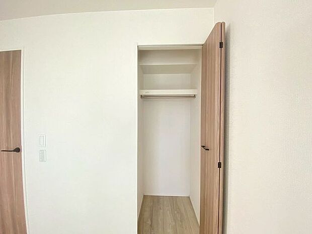 上段にも収納スペースがあります♪