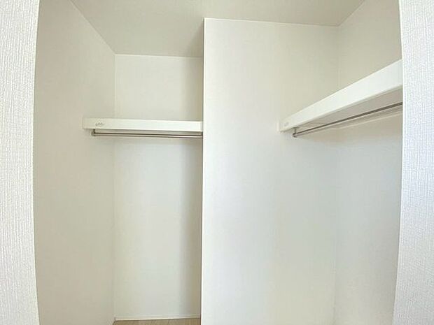 お洋服好きな方でも安心のウォークインクローゼット♪