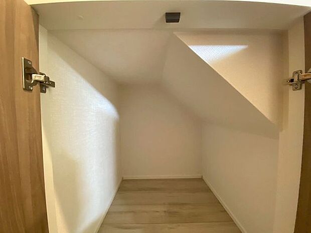 階段下収納には普段使用しないものを収納しておけます♪