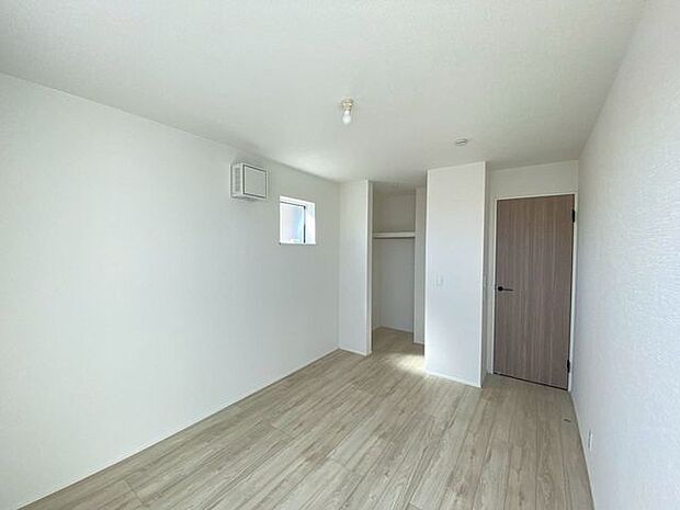 書斎、趣味部屋、主寝室としてご使用いただけます♪バルコニーに面したお部屋です!