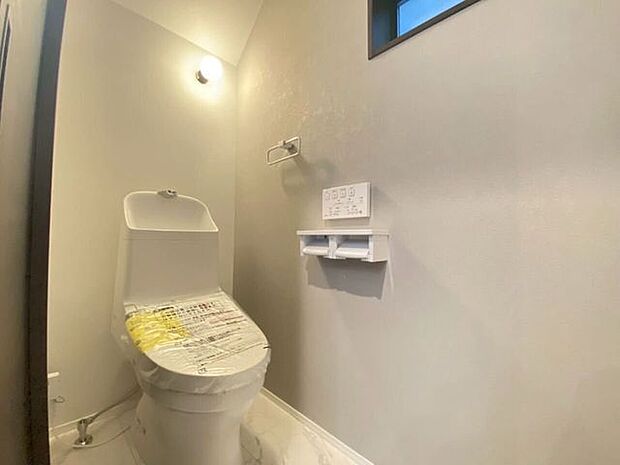 小窓が付いているので換気良好♪匂いが気になるトイレも安心♪