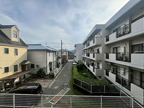 バルコニー前面は道路が直線状に伸び、視界を遮る高い構造物が正面にないため、広い空が広がる眺望となっています。