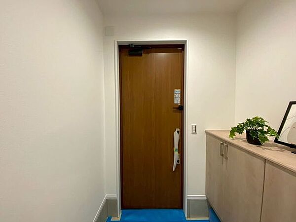 玄関はメリハリのある落ち着くカラーで統一されています。