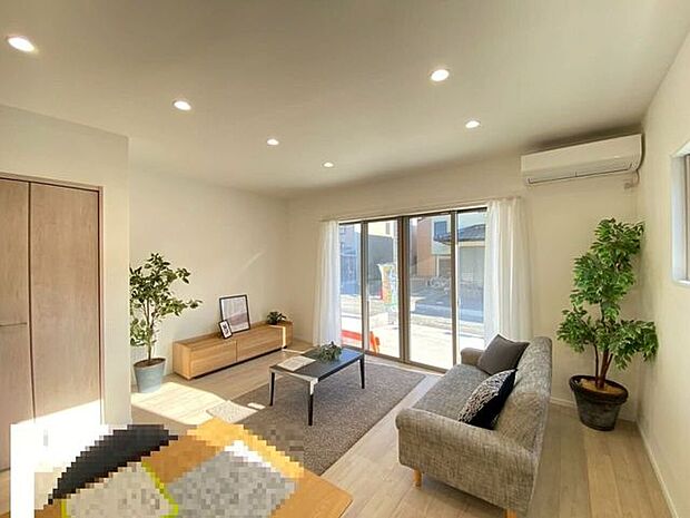 ダウンライトがお洒落さを際立たせるリビングダイニング♪家具配置しておりますので、生活のイメージも付きやすいので、ぜひご見学いかかでしょうか？