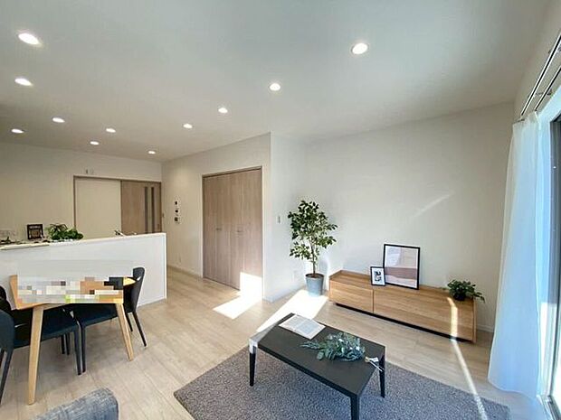 リビングは対面キッチンになります。家事をしながら、家族とコミュニケーションがとれますね！床材も明るく開放的なリビングです♪