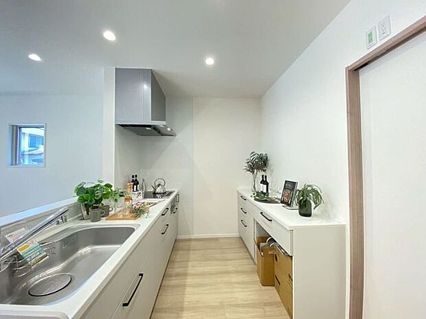 キッチンは調理スペースがしっかり取れる空間です。システムキッチンでお料理好きの方にもおすすめ！冷蔵庫やカップボードなどお好きなカスタマイズが可能です！