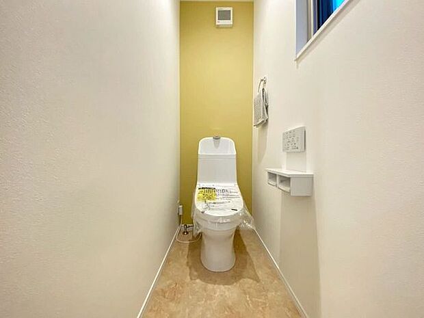 トイレは温水洗浄便座付です。奥行もしっかりありますので、足を扉にぶつけるなどの圧迫感は感じずに済みそうですね！
