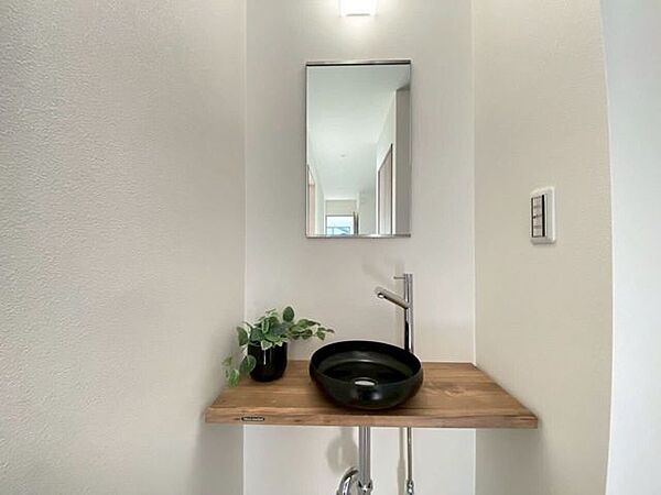 トイレ横には手洗いにピッタリな洗面があります。手を洗いつつ、鏡で身だしなみチェックもできるので朝混み合う洗面争奪戦に一役かえるかも！