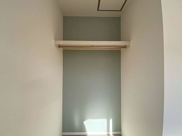 収納の壁はアクセントフクロスで遊ぶ心をプラス！シンプルな収納にオシャレさを落とし込みました！