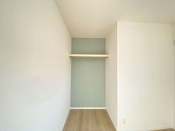 見える収納は、使い方でいかようにも姿を変えられます。稼働棚を入れても良し！バーを入れても使いやすい！