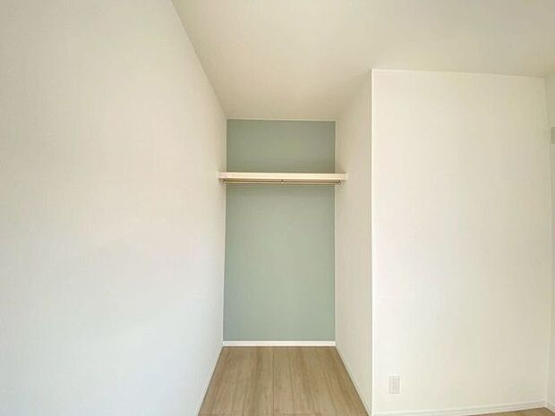 見える収納は、使い方でいかようにも姿を変えられます。稼働棚を入れても良し！バーを入れても使いやすい！