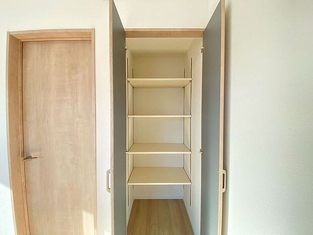 収納内には稼働棚があります♪棚の位置を変えることで高さのある収納にも変更可能です。