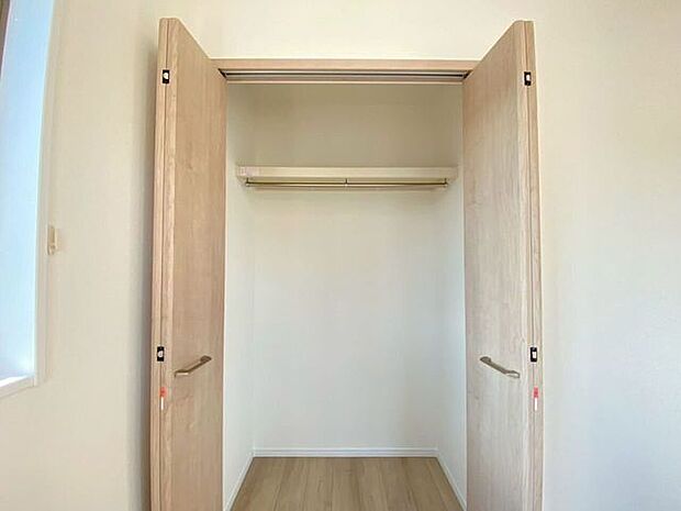 バー付きのクローゼットはコートやスーツ、下に引き出し付の収納を置くことで隠せる収納へと変更でできます！