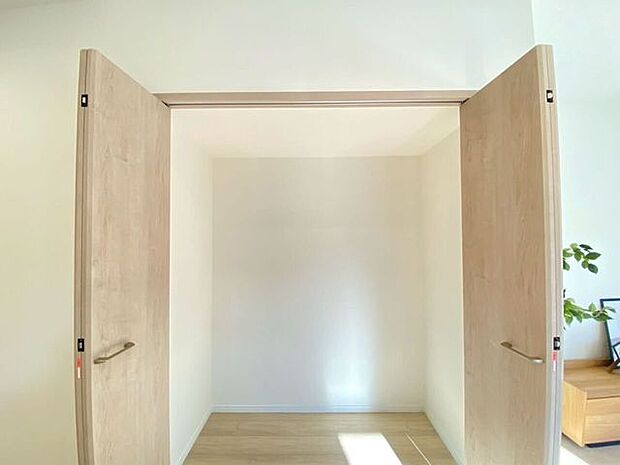 リビングにも収納完備です。奥行のあり掃除道具や食品庫（パントリー）としてもご利用いただけます。