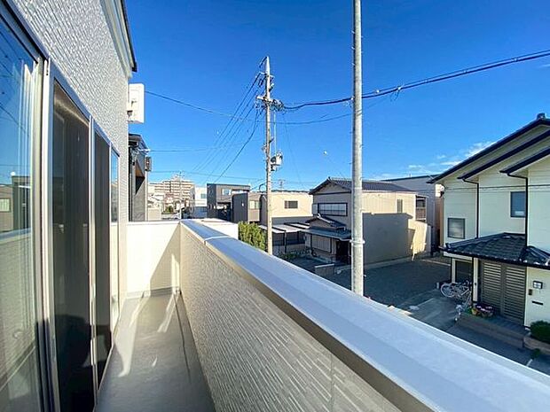 バルコニーは南向き♪全面が駐車場になるので日当たりも◎