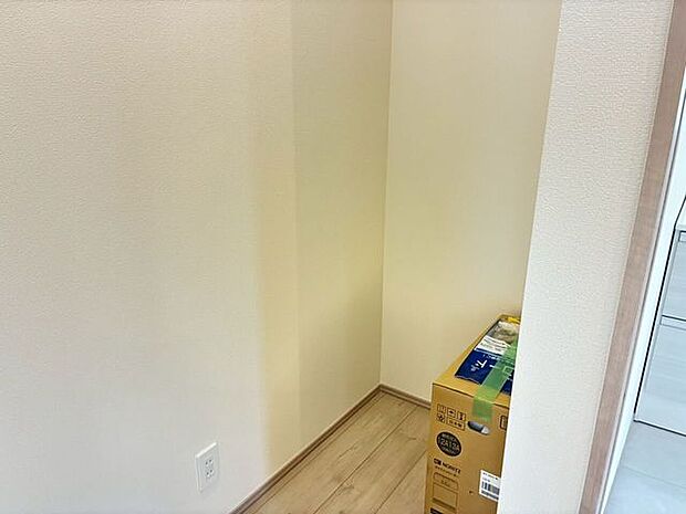 キッチン横のちょっとした収納スペースです備蓄品やファミリークローク系でも使用ができます