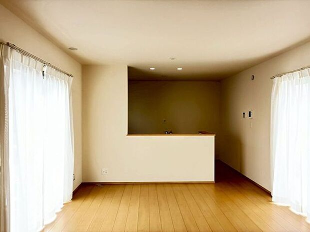 両側に大きい窓があるので日当たり◎風通しもいいですね