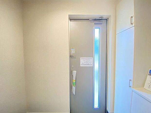 南東向きの玄関は明るく、アウトドア用品を置ける広さになります♪