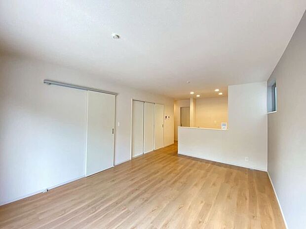 南東向きのリビングは日当たり良好で昼間でも明るく、家族団欒のお時間を過ごせます♪