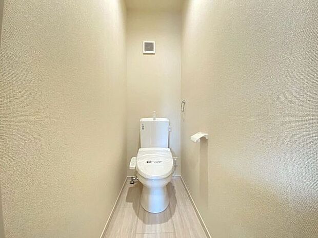 奥行きがあるトイレで閉塞感はなく、落ち着きのある空間になります♪