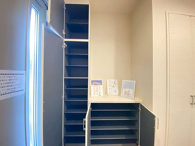 スニーカーからブーツまでしっかり収納可能ですね♪