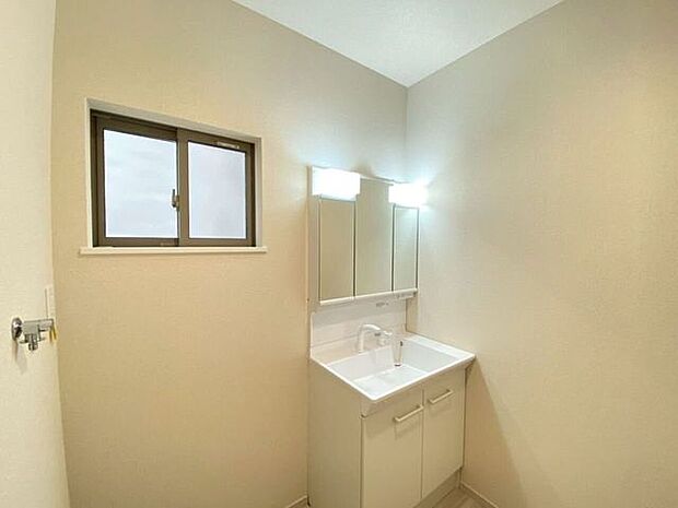 湿気がこもりやすい洗面所ですが、窓がついているため換気良好♪