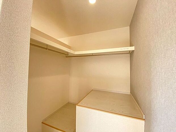 段差付きのウォークインクローゼットお洋服が好きな方でもうれしい大容量収納♪