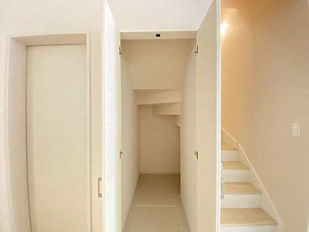 リビング収納階段下収納