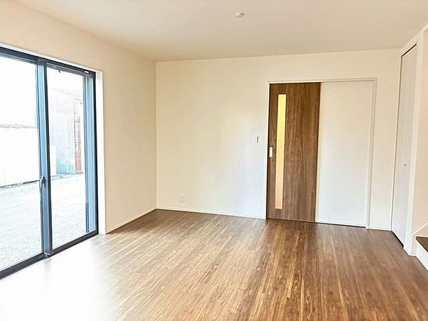 掃き出しが南側を向いているので、日当たりが期待できるリビングです