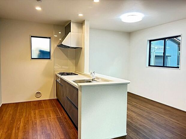 対面キッチンだから家族団らんな時間を過ごしつつ料理などできます