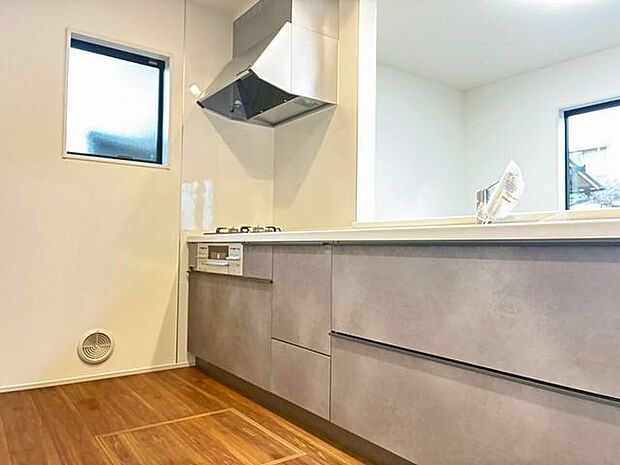 キッチン収納の色落ち着いてますね