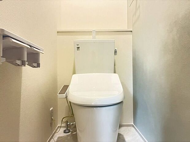 2階のトイレはアクセントクロスついてます