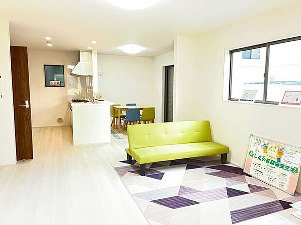 広々と使えるリビングはダイニングと区分けされており、動線を考えられたプランです