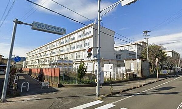 静岡市立長田西中学校 570m