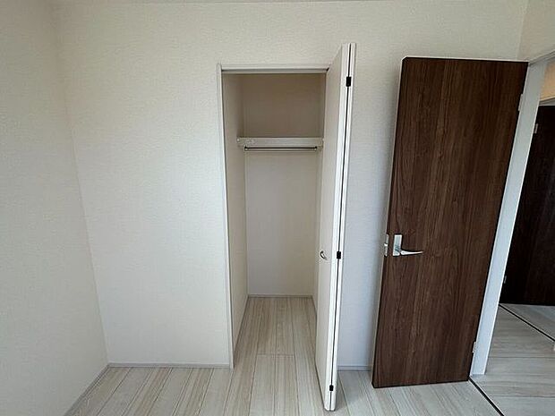 各洋室に収納がございます