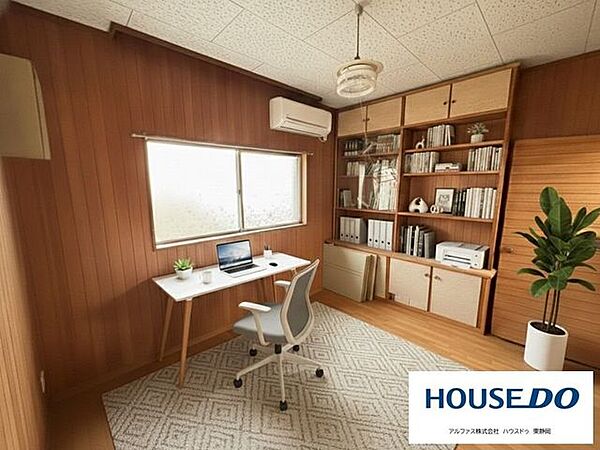 2階洋室＋収納です。階段を上がってすぐのお部屋になります。※家具・備品はAI加工を使用したイメージです。