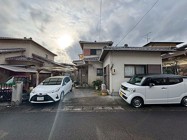 駐車場は2～車種によって3台駐車可能です。