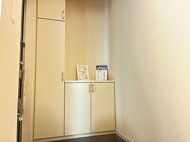 下駄箱もあり、目の前に収納もあるので外物はここで完結できます