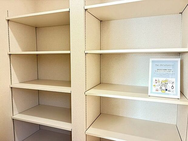 キッチン裏の収納は可動棚で、普段使いを意識された作りです
